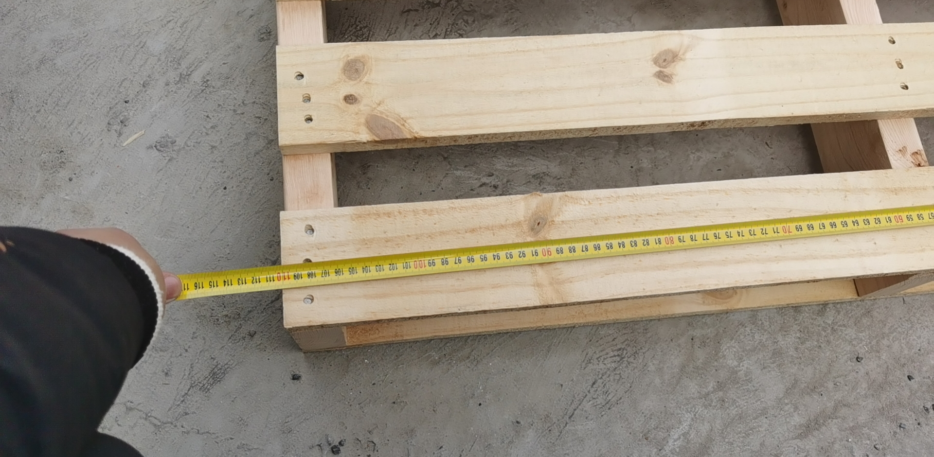 2-Way Entry Heat-Treated Pallet - Width Measurement