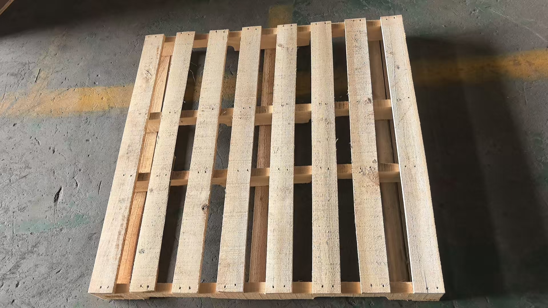 Heat-treated pallet top view