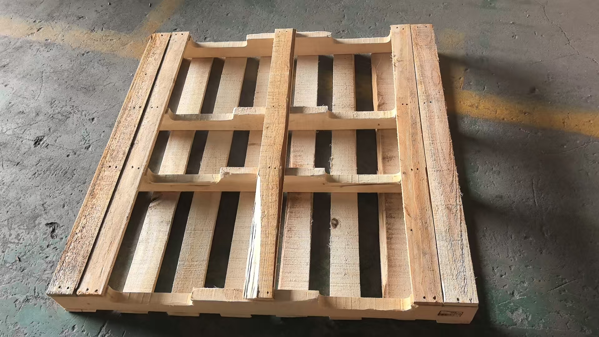 Heat-treated pallet bottom structure