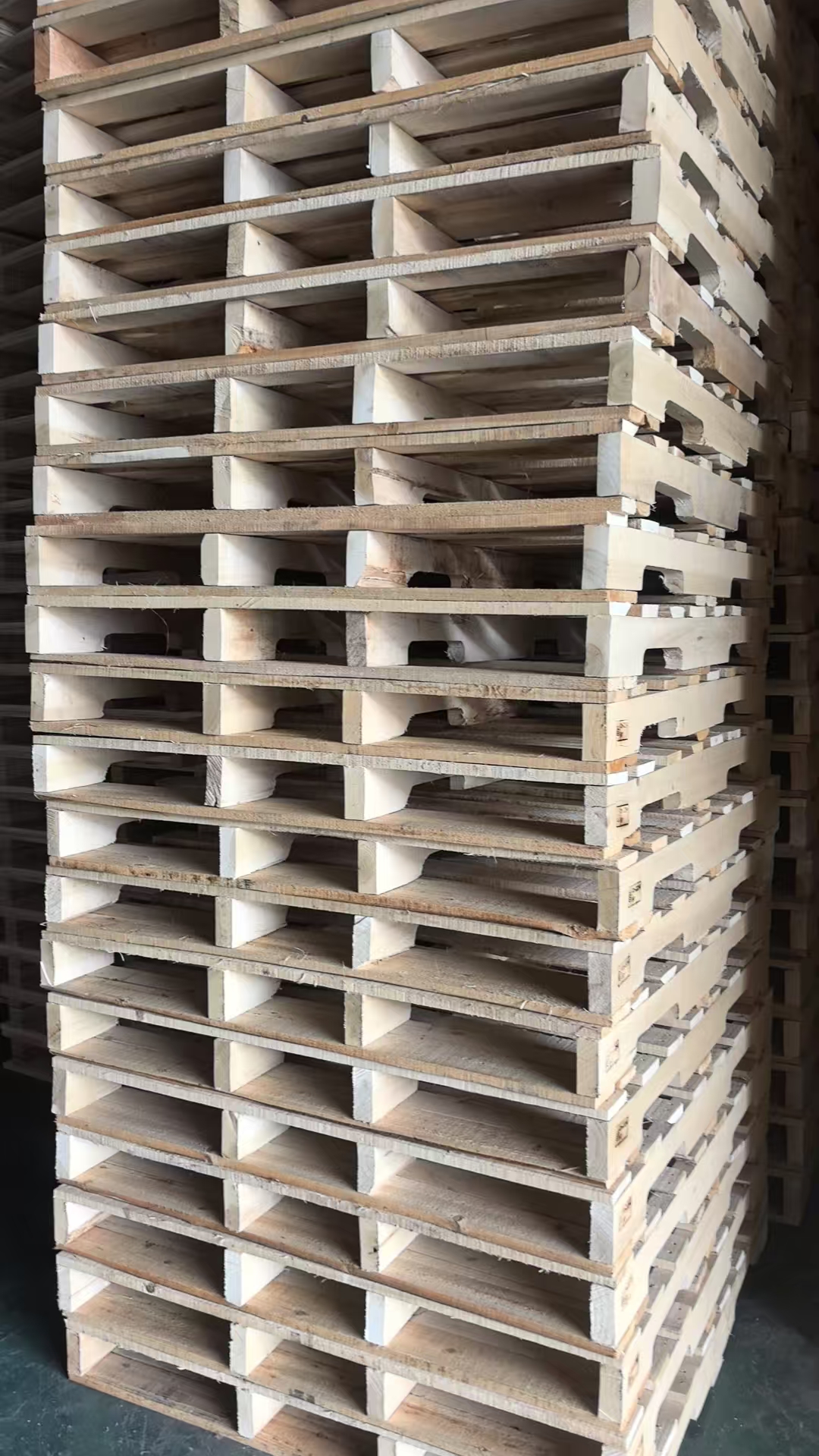 Heat-treated pallets warehouse stock