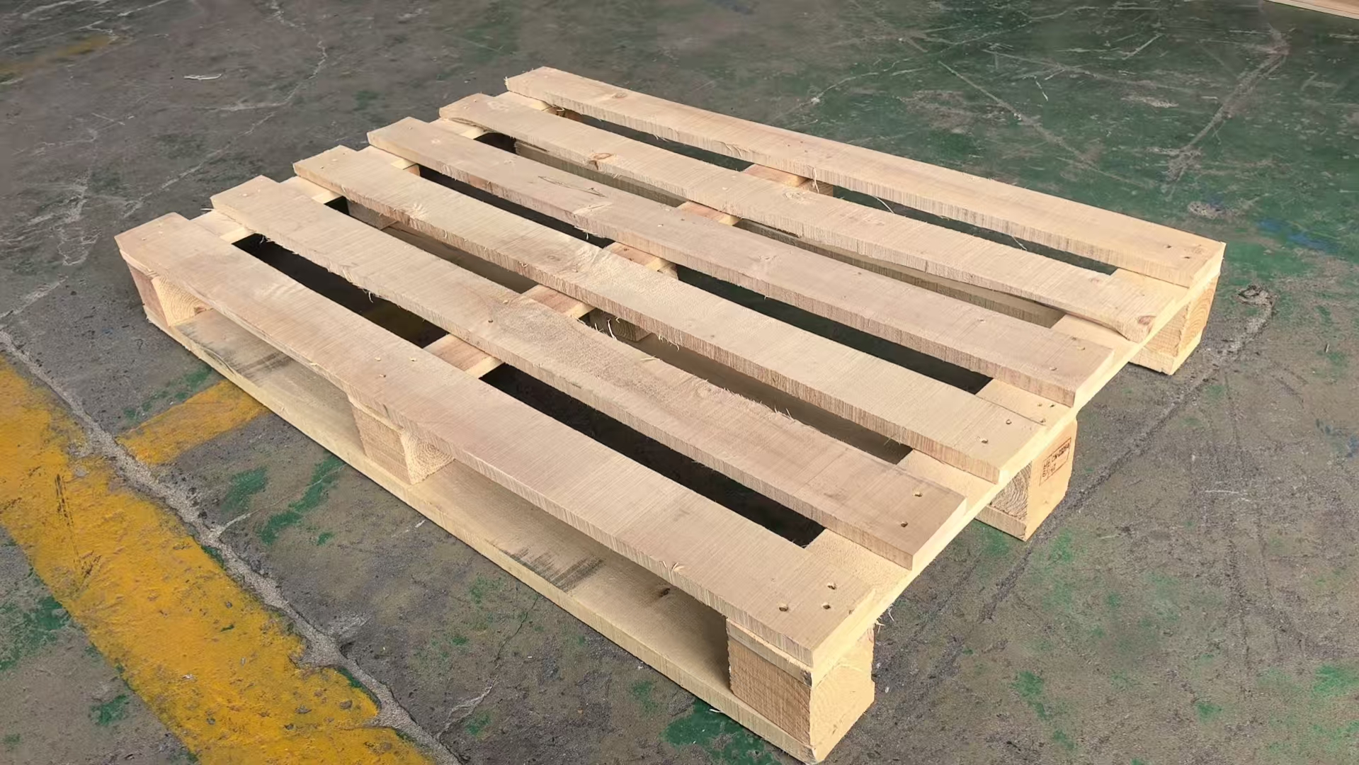 Heat-treated stringer pallet perspective