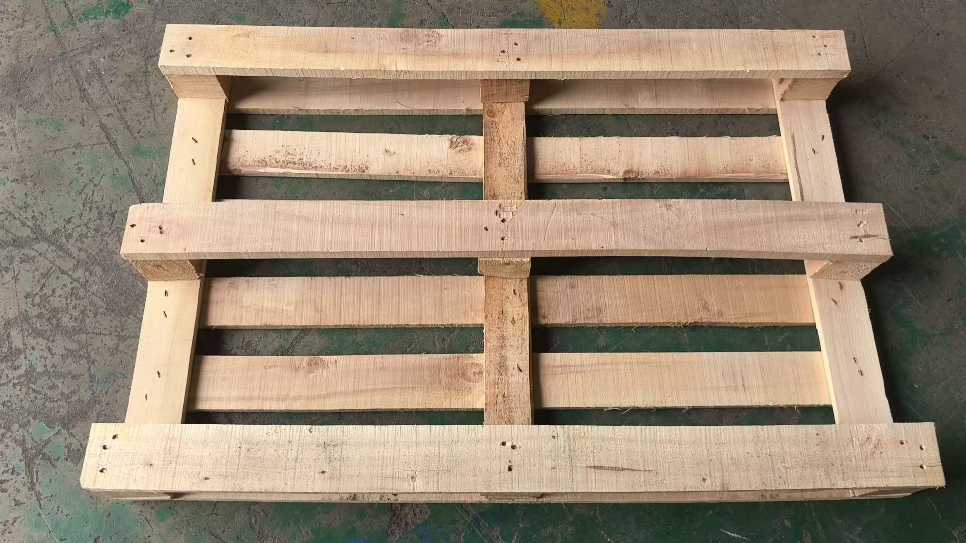 Heat-treated stringer pallet bottom view