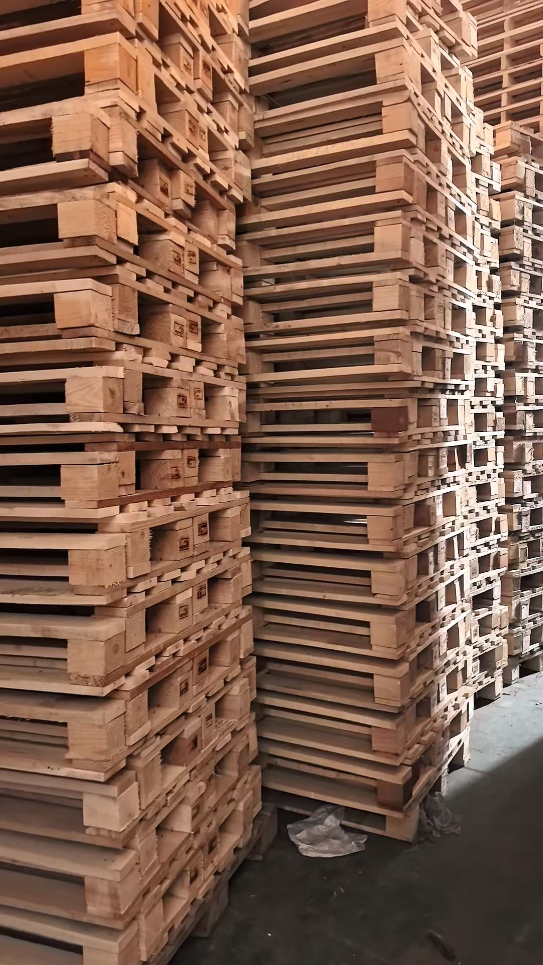 Stacked heat-treated pallets in warehouse